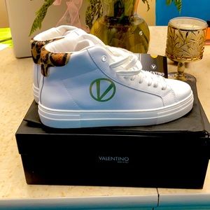 Authentic~Valentino White Sneaker Size~9~NWT